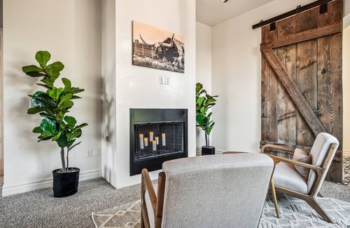 Tortolita House | The Sunkist Estate! Dedicated Game room, Huge backyard and room for 11!