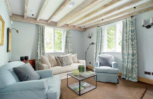 Swinbrook Apartment | The Swinbrook Manor House - Spacious 5BDR House with Garden