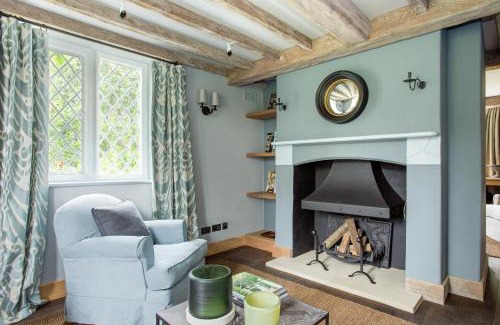 Swinbrook Apartment | The Swinbrook Manor House - Spacious 5BDR House with Garden