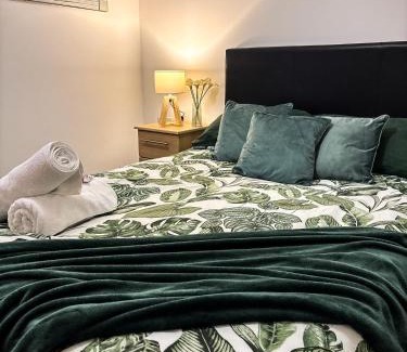 Old Trafford Apartment | The Trafford Luxe , Garage Parking, Self Check-in Anytime - Perfect for Late Arrivals, Ultra- Fast Wi-Fi, 5 mins to Old Trafford Stadium