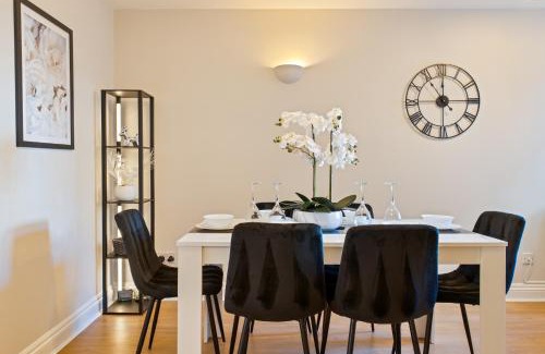 Canterbury House | The Tudor Escape Stylish City Centre 3 Bed