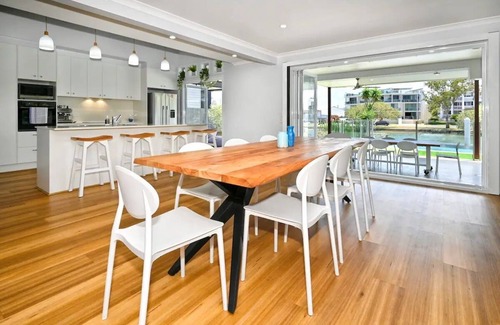 Mooloolaba House | The Ultimate - Waterfront Luxury at Mooloolaba ZC2