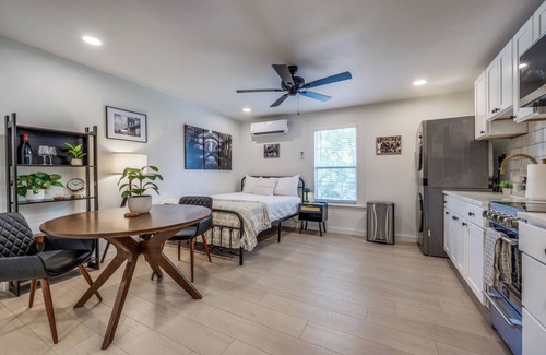 Denton Apartment | The Vanderbilt Mansion Apt 12 Near Downtown and TWU