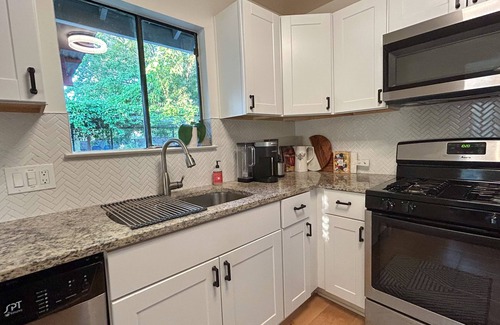Blackshear-Prospect Hill House | The Vibe Yard - 3BR House + Yard