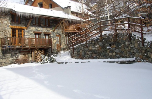Ornon Apartment | the village of Oisans 15 minutes from € 350/S near Alpe d'Huez garden 150m² valley view.