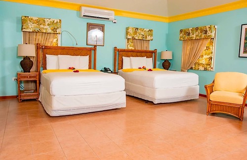 Runaway Bay Hotel | The Villas at Sunset Lane