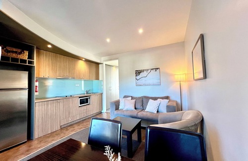 Cowes Apartment | The Waves Cowes 446 - Couples Spa Suite Panoramic Beach View – WiFi, Parking