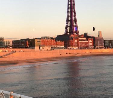 Blackpool Town Center Bed & Breakfast | The Wellington House Hotel