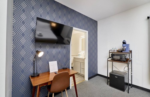 Central West End Hotel | The West End Hotel King bed by Cortex, Forest Park & BJC