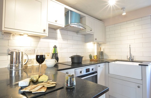 Homersfield Cottage | The White House With Studio