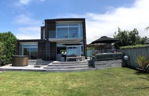 Waimarama House | The Whyte House - Waimarama Beachfront