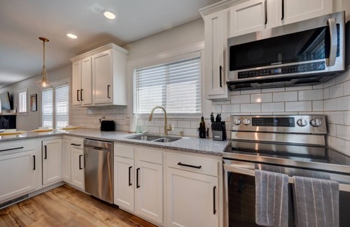 Prestonia House | The Yellow Door! 5 BR! Near the EXPO & Airport!