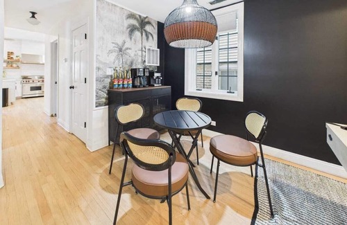 West Town Apartment | This apartment is a 4 bedroom(s), 3 bathrooms, located in Chicago, IL.