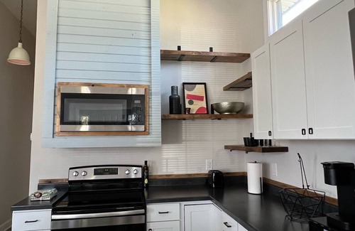 Gas City House | This bungalow is a 2 bedroom(s), 2 bathrooms, located in Gas City, IN.