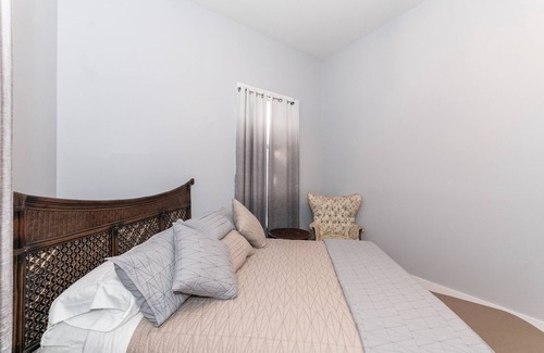 Main - Military Plaza House | This house is a 2 bedroom(s), 1 bathrooms, located in San Antonio, TX.
