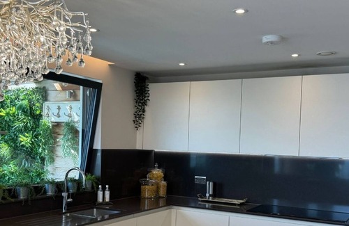 Ramsgate Apartment | This penthouse is a 2 bedroom(s), 2 bathrooms, located in Ramsgate, England.