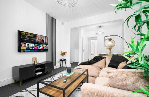 Birmingham House | Three Bed House - Accommodates 7 - Parking - Garden - Harborne 465H