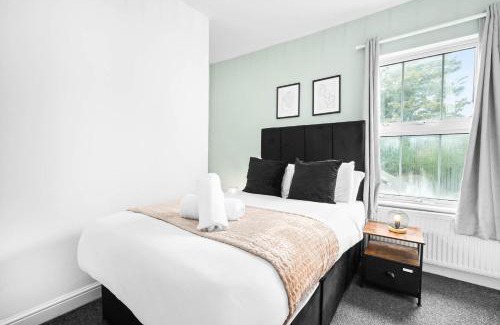 Birmingham House | Three Bed House - Accommodates 7 - Parking - Garden - Harborne 465H