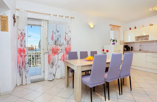 Podstrana Apartment | Three bedroom apartment with balcony and sea view Podstrana, Split (A-17053-b)