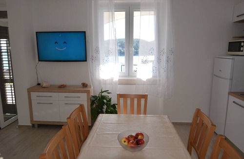 Sumartin Apartment | Three bedroom apartment near beach Sumartin, Brač (A-5771-a)