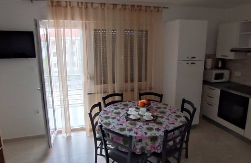 Selce Apartment | Three-bedroom apartment, center of Selce
