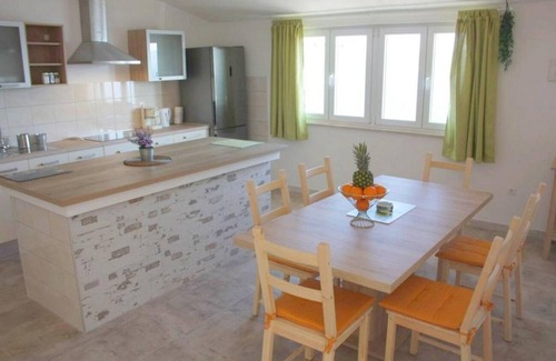 Ruskamen Apartment | Three bedroom apartment with terrace and sea view Lokva Rogoznica, Omiš (A-22069-c)