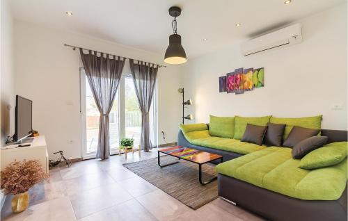 Divsici House | Three-Bedroom Holiday Home In Cetinici