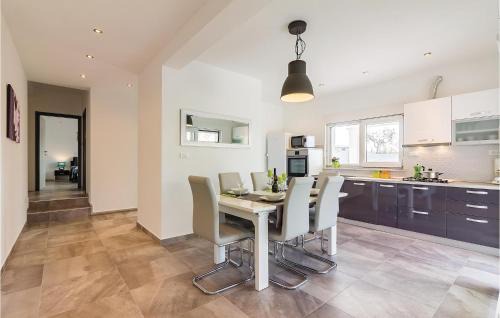 Divsici House | Three-Bedroom Holiday Home In Cetinici