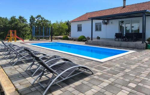 Imotski House | Three-Bedroom Holiday Home In Vinjani Gornji