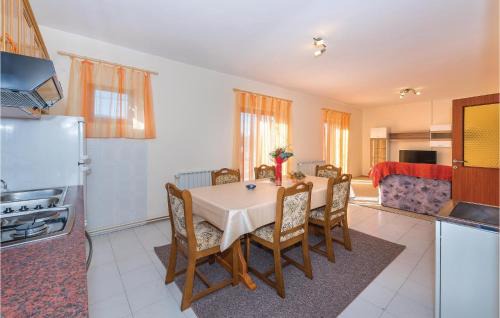 Gradina House | Three-Bedroom Holiday Home In Rozovac