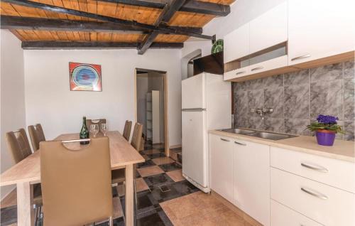 Tkon House | Three-Bedroom Holiday Home In Tkon