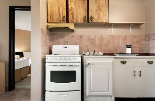 West Edmonton Hotel | Thriftlodge Edmonton