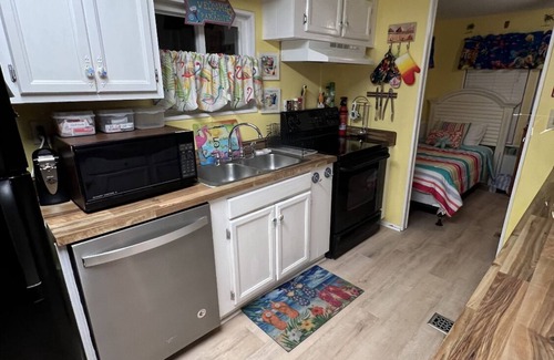 Garden City Cottage | “Tiki time Getaway” -dog friendly, sleeps 6. Corner of splash pad and pool.