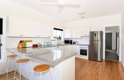 Culburra Beach House | Tilly’s Retreat - Pet Friendly-3 Min Walk to Beach
