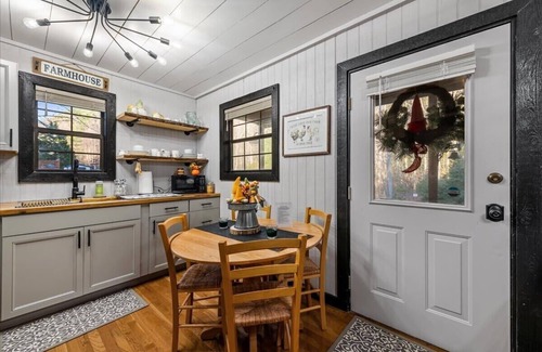 Suches Cabin | *Timber & Tin 2*Cabin|Couples Getaway|Creek|HotTub