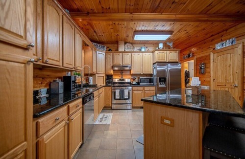 Suches Cabin | *Timber & Tin* Family Retreat~Creek~Arcade~Hot Tub