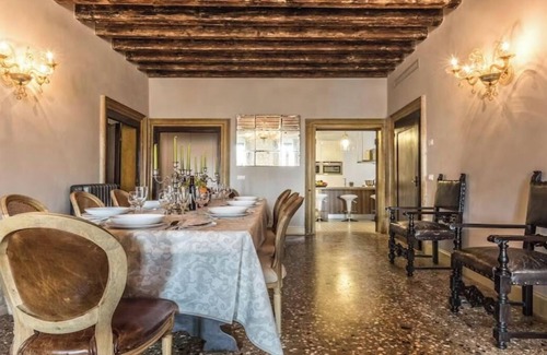 Santa Croce Apartment | Timeless Elegance with Canal Views in Cannaregionnnnnnn
