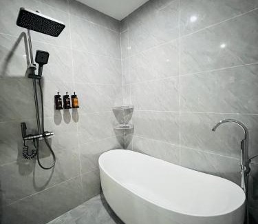 Freetown Hotel | Times Mansion Hotel Queen Room