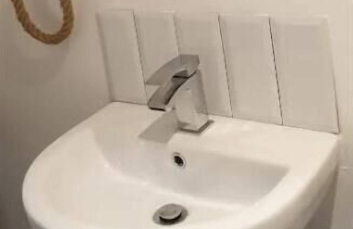 Southwick Apartment | Tiny home whole flat beach cabin, 15 mins away from Brighton Pier!