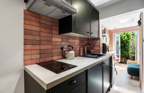 Brighton City Centre Cabin | Tiny House, Brighton with Parking