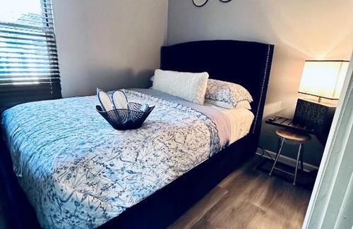 Heart of Chicago Apartment | Tiny House - Chicago Pilsen Neighborhood