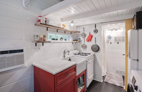 Lapeer House | ❤️Tiny house THOW in woods -odorless compost toilet NEW-hot tub