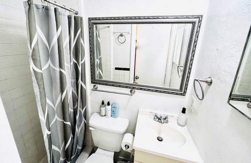 University Heights Cottage | Tiny UF Oasis Walk to Campus