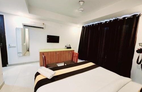 DLF Phase 5 House | Tipsyy Inn Suites 007