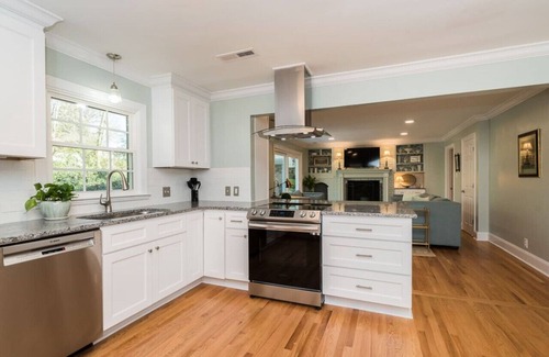 North Garrett Road House | Tobacco Road Retreat Minutes to Football Stadiums
