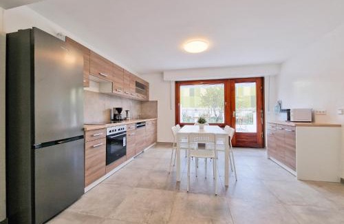 Neuenkamp Apartment | Tolstov House - 6 Room House with Terrace and Parking - 25 Min Messe DUS & Airport DUS