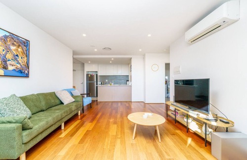 Phillip Apartment | Top-Floor Apartment Near Shops and Arboretum views