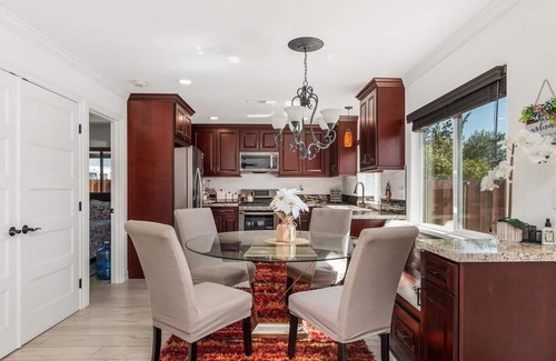 Fletcher Hills House | Top hills, luxury guesthouse,3BR, Sunset view