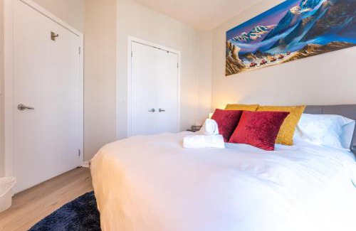 Toronto Entertainment District Apartment | Toronto Views ~ Pool ~ BBQ ~ Harbourfront ~ WIFI