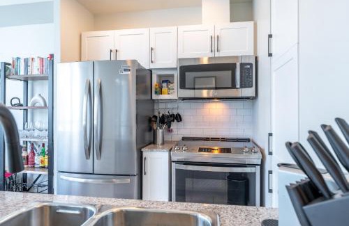 Toronto Entertainment District Apartment | Toronto Views ~ Pool ~ BBQ ~ Harbourfront ~ WIFI